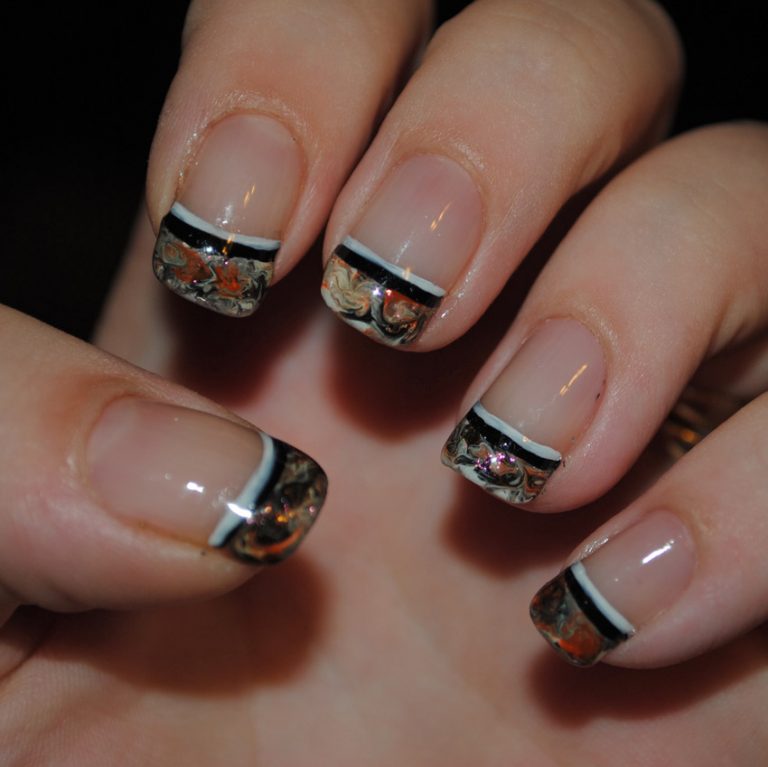 Use of nail stickers along with suitable nail polish colors