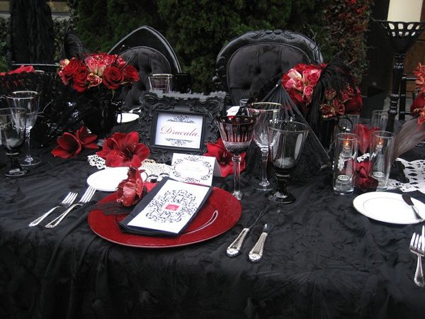 Vampire Wedding Theme Decoration Ideas 2019 Cover Tables with Black plastic tablecovers
